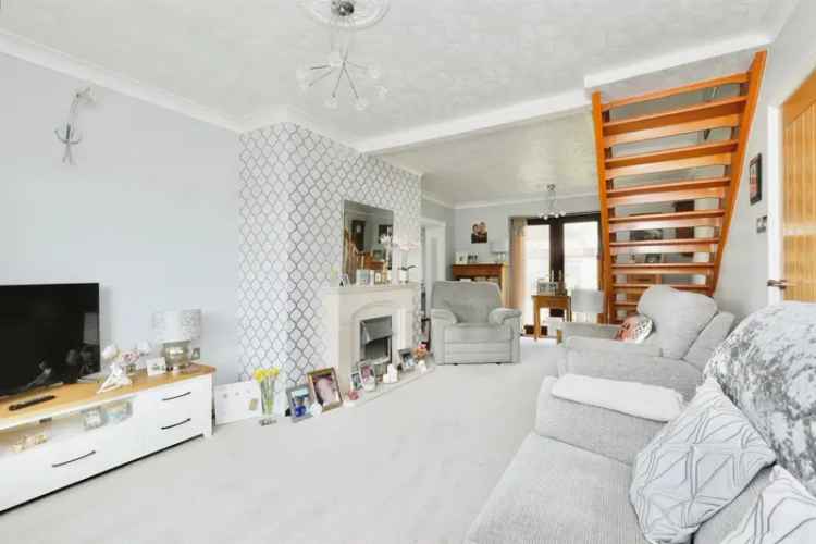 3 Bed Semi-Detached House with Conservatory and Garden