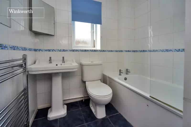 1 Bedroom Flat Cheam Allocated Parking Shared Garden