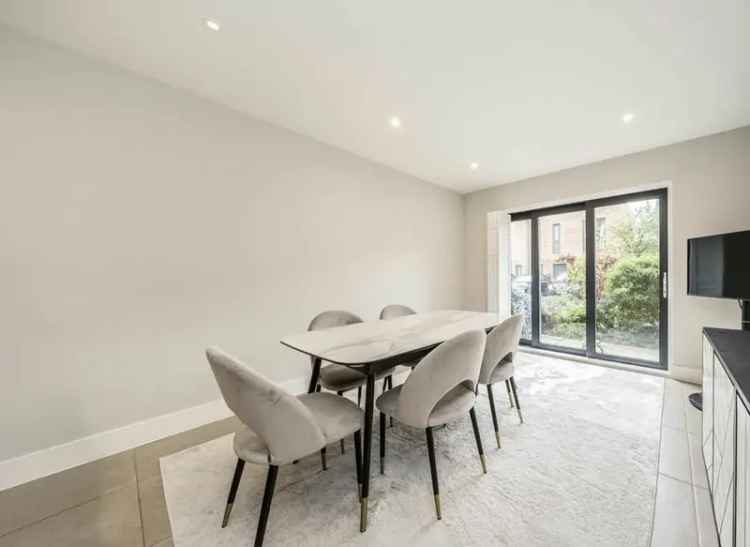 3 Bedroom Townhouse in Prestigious Gated Putney Development