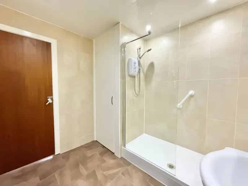 2 Bed Flat for Sale No Chain Newly Decorated Modern Kitchen Balcony Garage