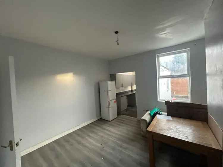 3 Bedroom End Terrace House Near Bramall Lane Sheffield