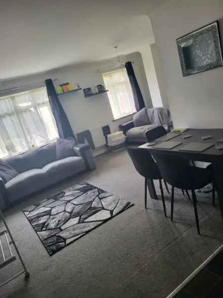 Flat For Rent in Waverley, England