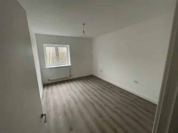 2 Bed Flat Kings Hill Near Schools and Supermarket