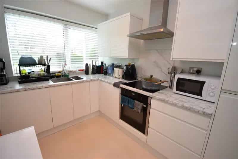 Ground Floor Apartment Two Double Bedrooms Modern Kitchen Alwoodley