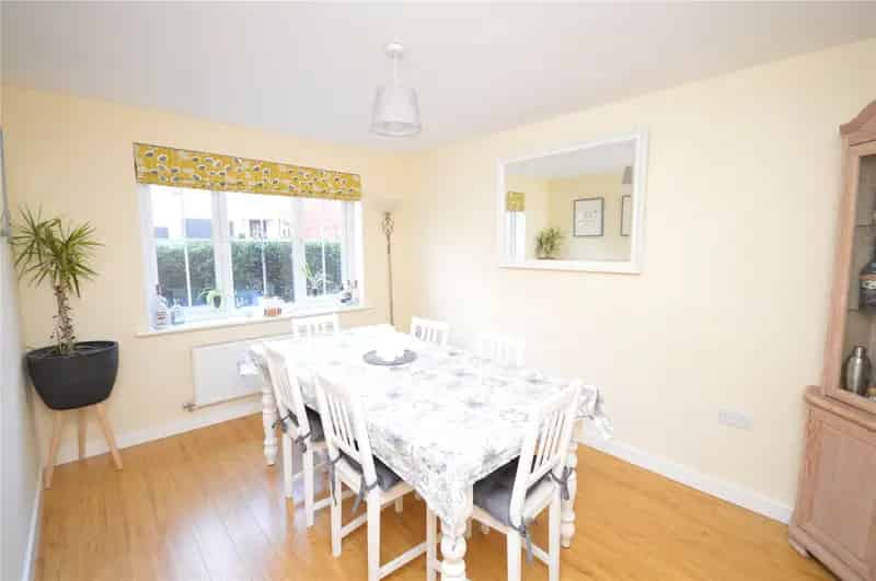 Four Bedroom Townhouse Near M62 M1 Motorways
