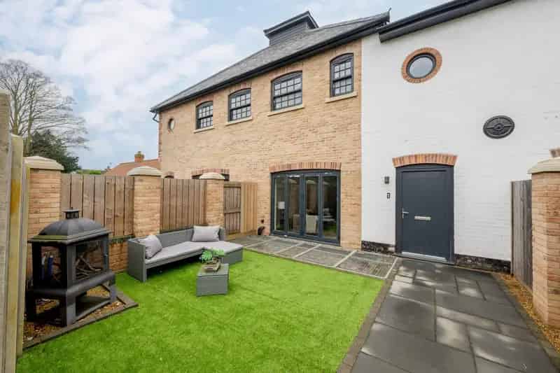 4-Bedroom Terraced House Whittington Two En-Suites Modern Kitchen Parking