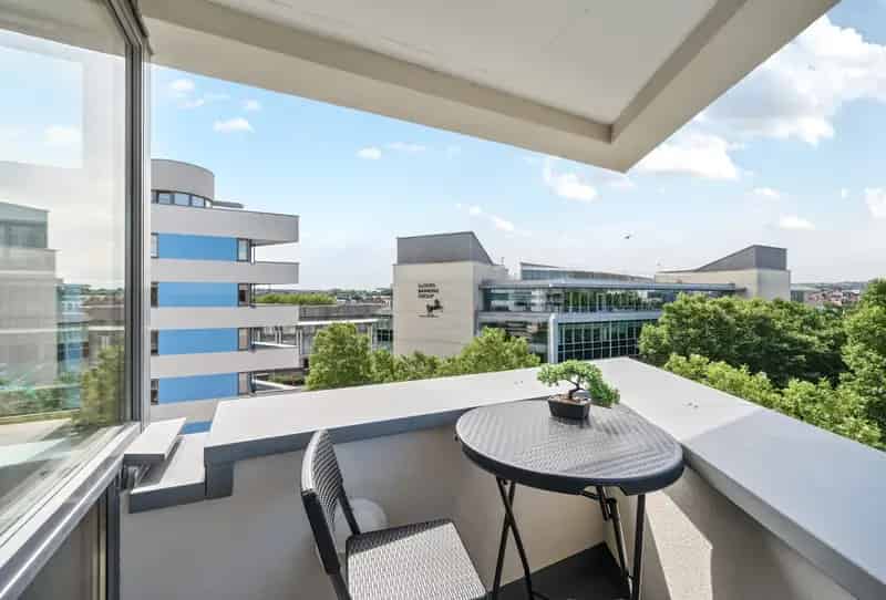 2 Bedroom Flat Bristol City Centre Harbourside Apartment For Sale