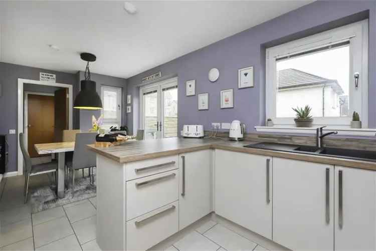 4 Bed House - Detached with 1 Reception Room