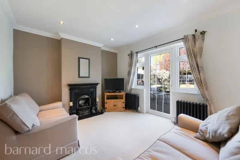 4 Bedroom Semi-Detached House Near Shops and Station