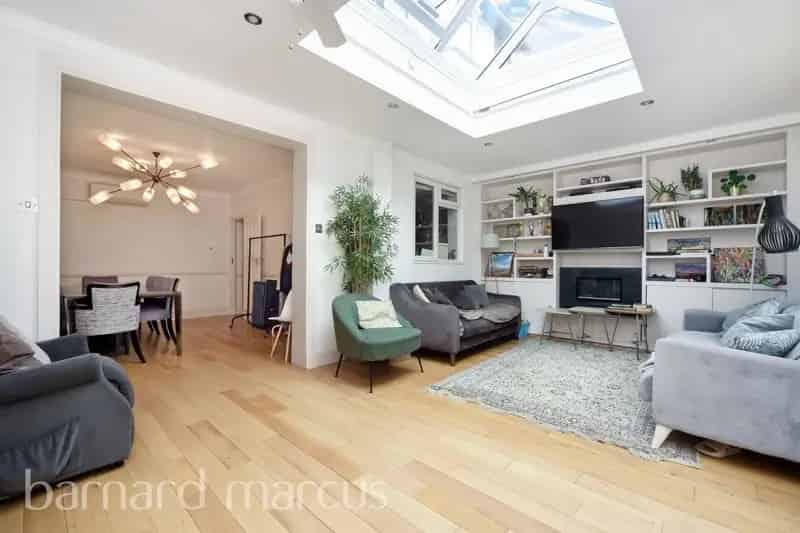Spacious Family Home with Modern Amenities and Large Garden