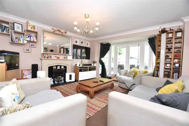 Five Six Bedroom Detached Home With Four Bathrooms Large Garden And Driveway