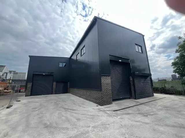 Warehouse 5500 sq ft High Spec Open Plan 4 Parking Spaces