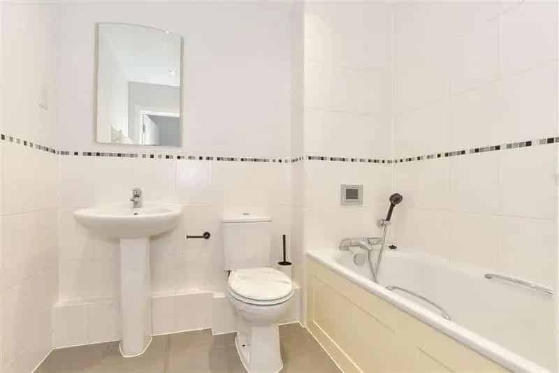 2 Bed Flat for Sale - Gated Development - Chain Free