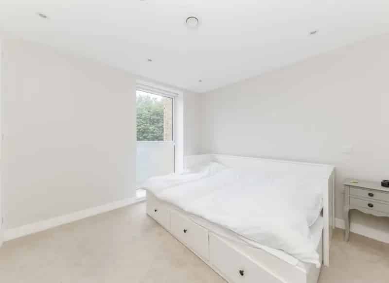 Modern 1 Double Bedroom Apartment with Balcony