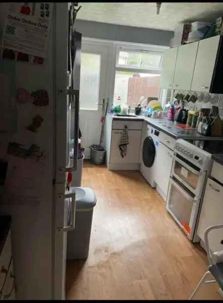 Large 2 Bed House with Garden and Parking Near Schools