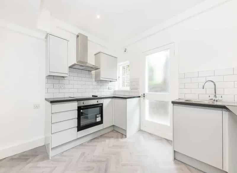 2-Bedroom Flat Hammersmith Recently Refurbished Near Stations