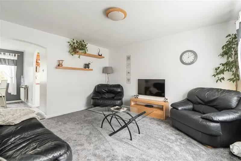 3 Bed Semi-Detached House in South Gyle with Garage and Driveway