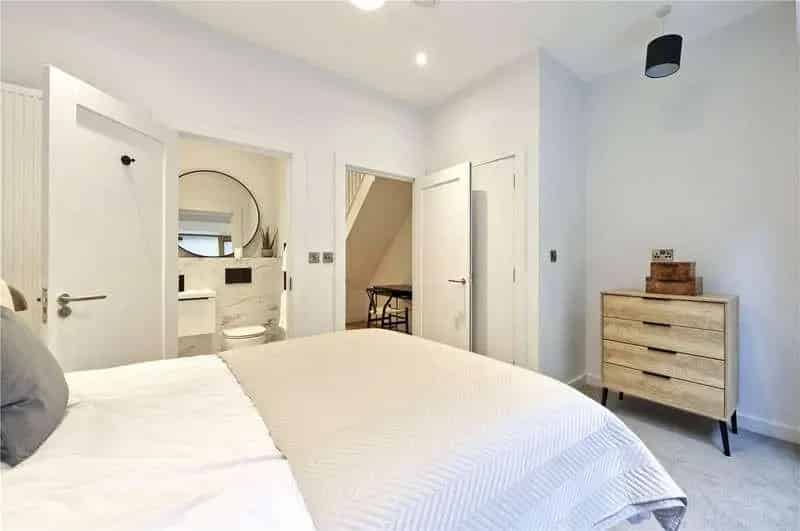 2 Bed Flat for Sale near Tooting Broadway
