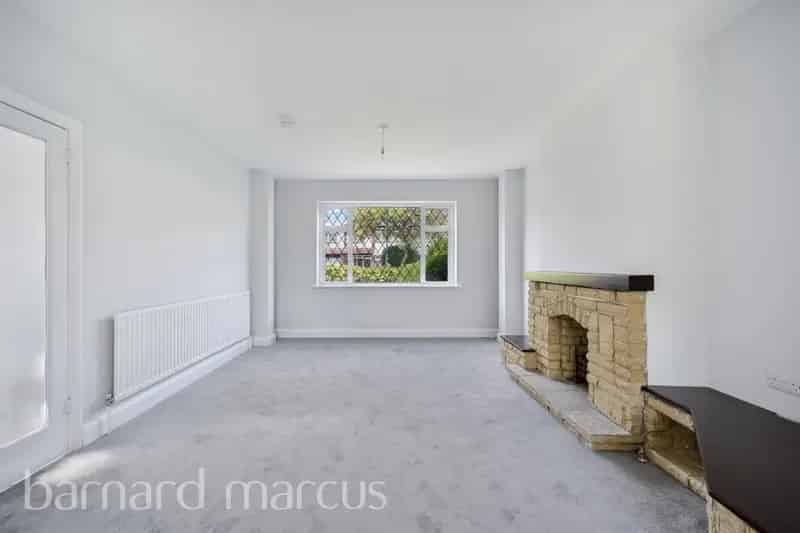 3 Bed Semi-Detached House Worcester Park