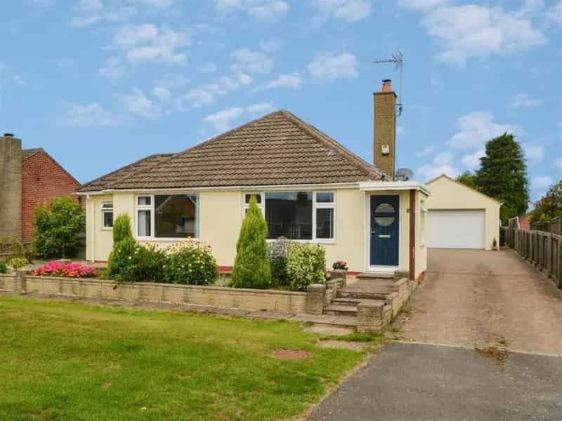 Spacious 2 Bed Detached Bungalow with Ensuite Bathrooms and Garden Room