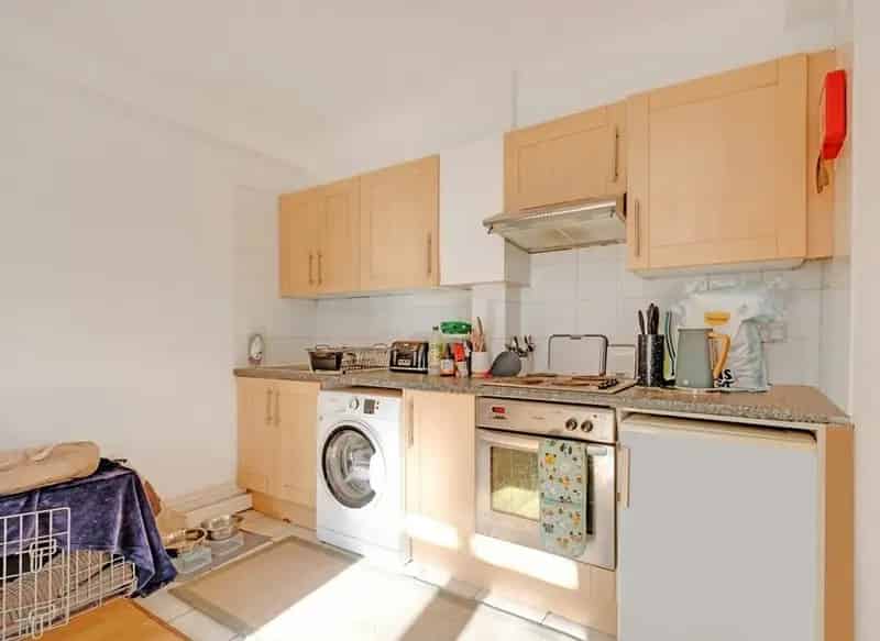 Lower Ground Floor Apartment near Shepherds Bush Station