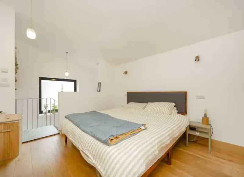 One Bedroom Freehold House Rainham Road