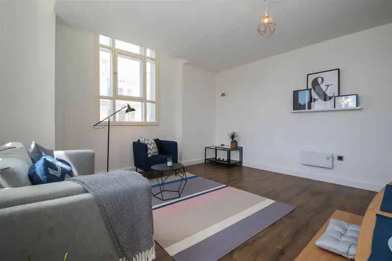 2 Bedroom Furnished Apartment Near Liverpool ONE