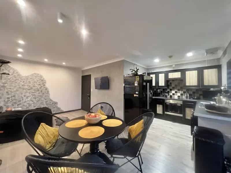 2 Bedroom Apartment Near Schools and Shops