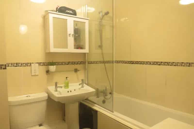 One Bedroom Apartment with Shared Garden Zero Deposit Option