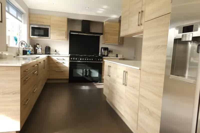 4 Bed Family Home with Conservatory and Large Garden