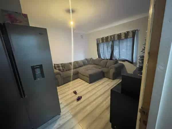 Ground Floor Maisonette Near Shops and Schools