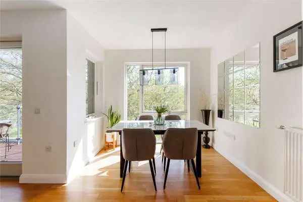3-Bedroom Flat with Balcony and Stunning Views Victoria Park Village