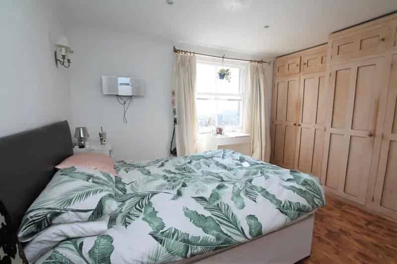 3 Bed Top Floor Apartment Sussex Square Modern Kitchen Available June 2025