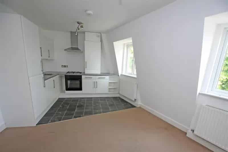Top Floor 1 Bedroom Flat Near Shops