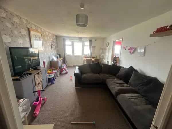 Two Bedroom Ground Floor Flat Near Schools and Transport