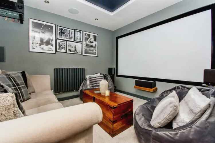 Luxury 4-Bedroom Detached House with Gym and Moat