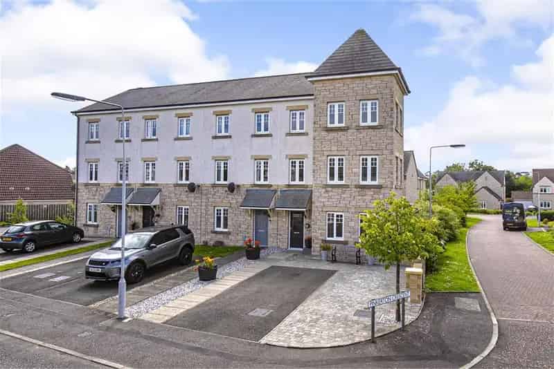4 Bed Townhouse with 2 Reception Rooms and Enclosed Gardens