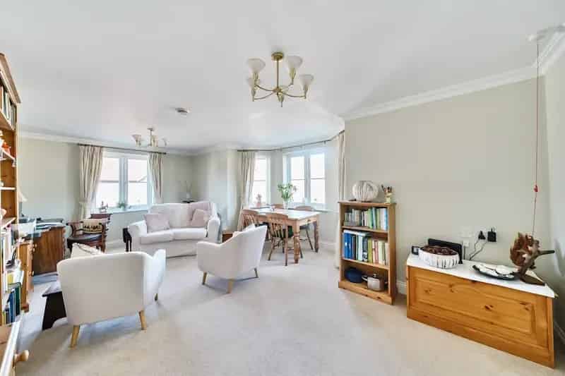 Refurbished 2-Bed Retirement Apartment Berkhamsted Town Centre
