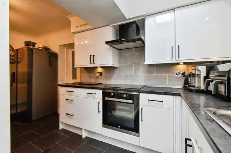 3 Bedroom Terraced House Near Schools and Transport