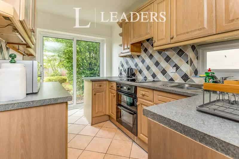 5 Bedroom Student House Near University of Surrey