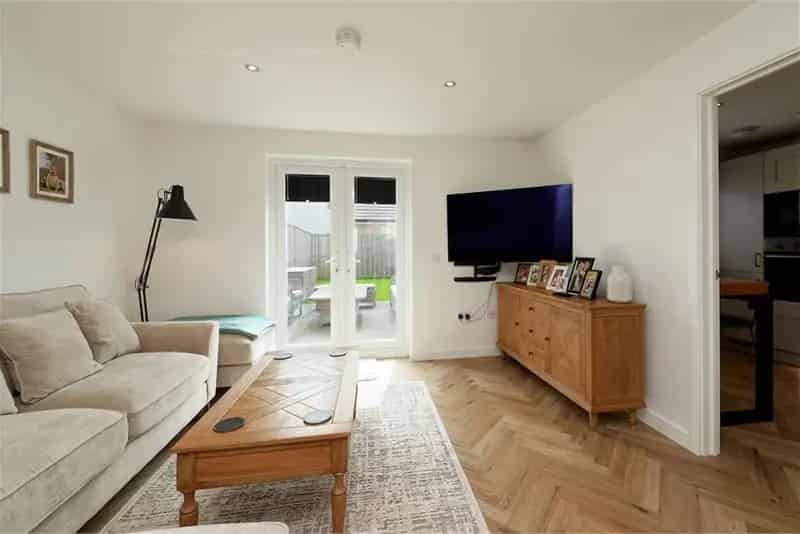3 Bed Semi-Detached House with Garage and Garden
