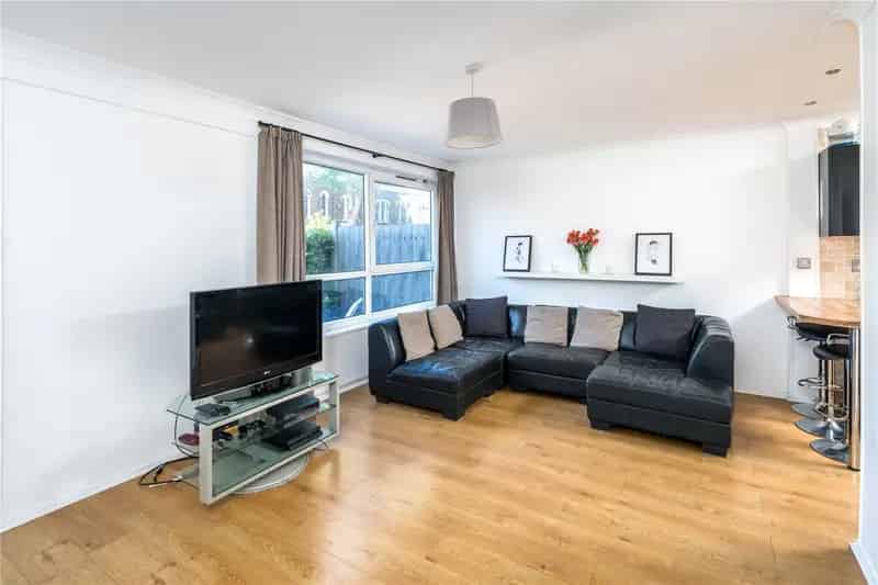 3 Bedroom Maisonette Near Roman Road Market