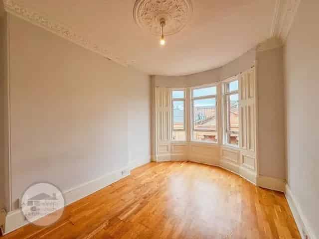 2 Bedroom Flat for Sale in Central Paisley