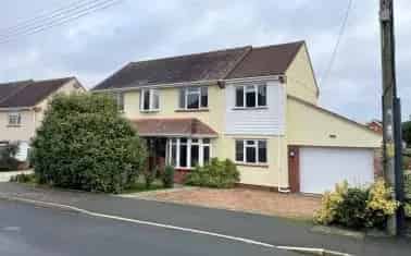 4 Bedroom House Wellington Modern Kitchen Family Bathroom Double Garage