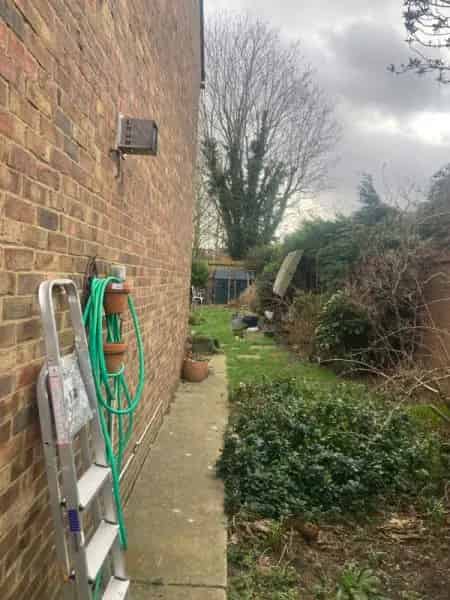Large 3 Bed House with 3 Car Drive and Gardens