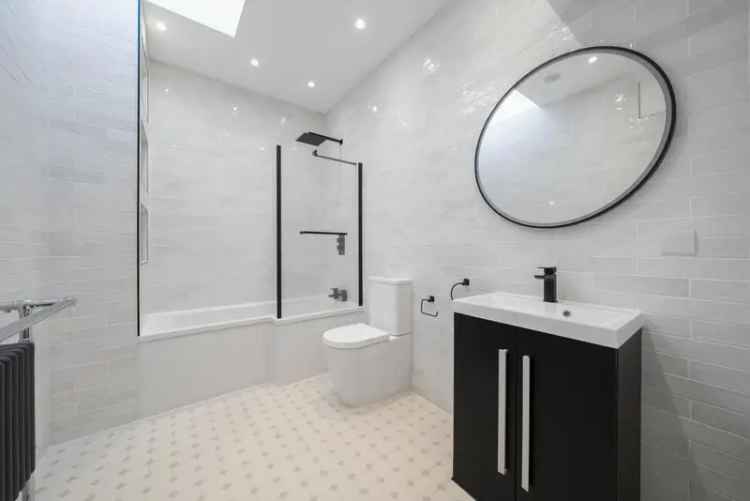 Flat For Sale in London, England