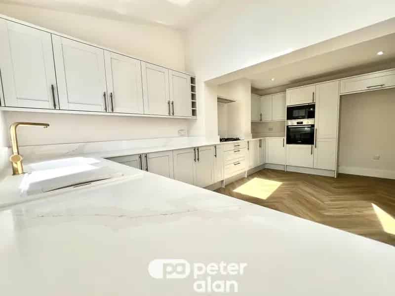 4 Bedroom House Near Schools and Transport