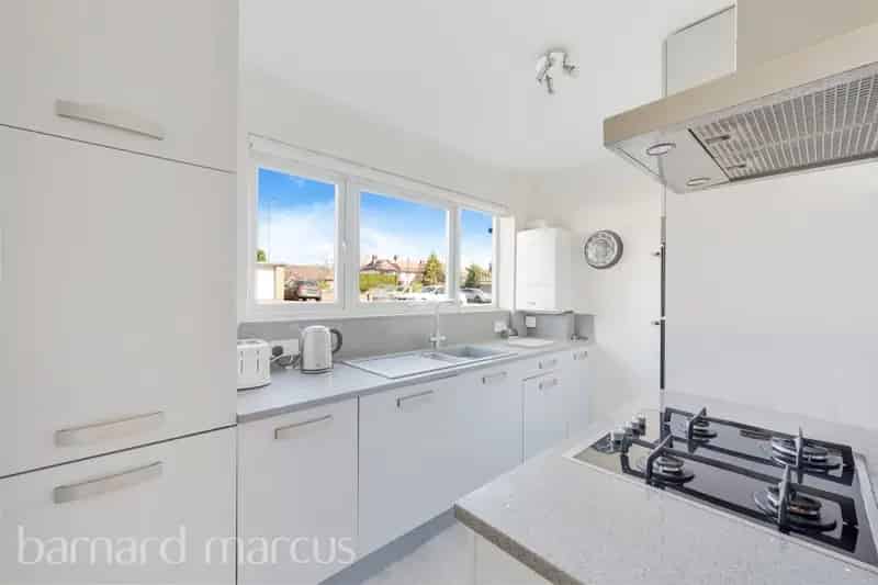 2 Double Bedroom Ground Floor Apartment Near Oxted Town Centre