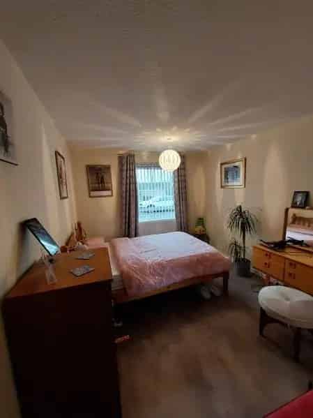 Ground Floor 2 Bed Flat Cricklade Wet Room Garden Parking