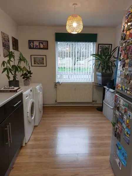 2 Bed Ground Floor Flat Cricklade Wiltshire Wet Room Garden Parking